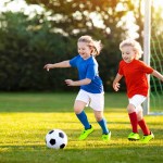 103987606-les-enfants-jouent-au-football-sur-le-terrain-extérieur-les-enfants-marquent-un-but-lors-d-un-match